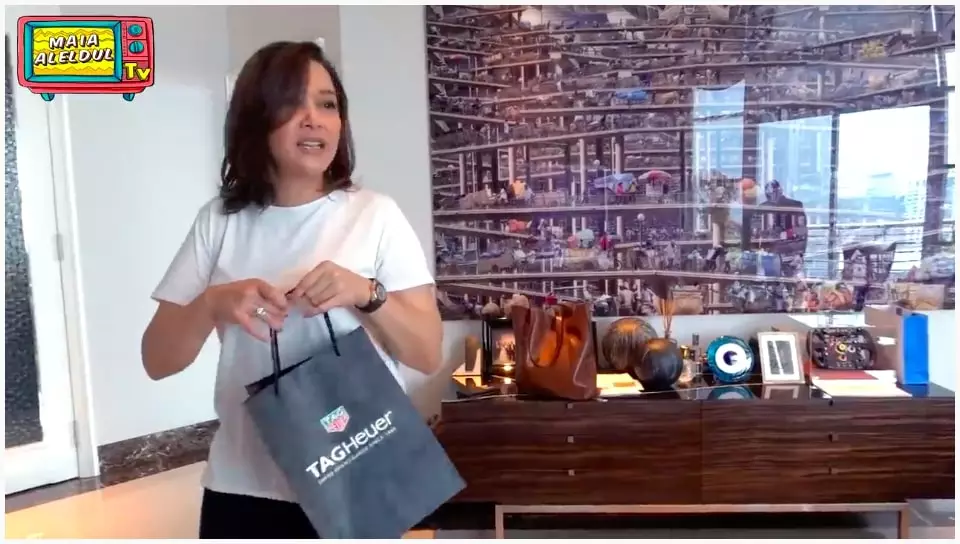 El unboxing hadiah kelulusan © YouTube