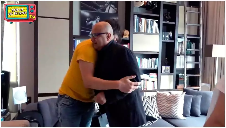 El unboxing hadiah kelulusan © YouTube