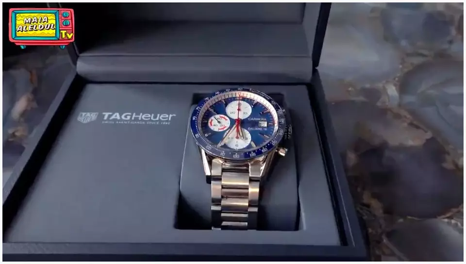 El unboxing hadiah kelulusan © YouTube