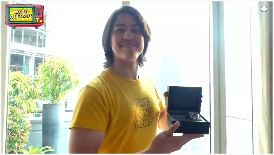 El unboxing hadiah kelulusan © YouTube