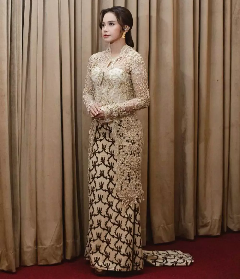 Potret penyanyi pop wanita saat pakai kebaya © berbagai sumber