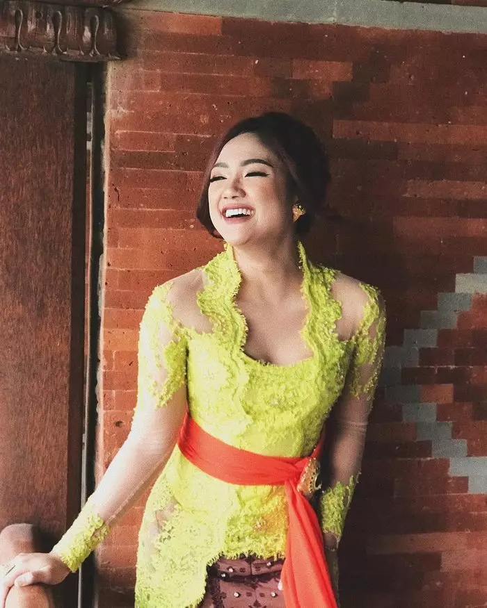 Potret penyanyi pop wanita saat pakai kebaya © berbagai sumber