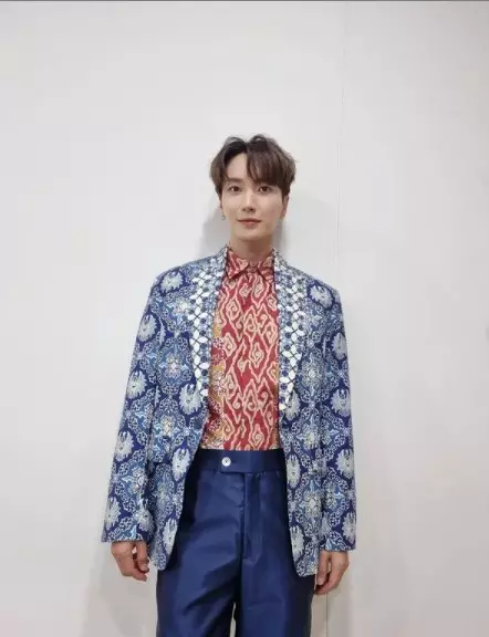 Potret 9 idol Korea kenakan batik dari berbagai sumber