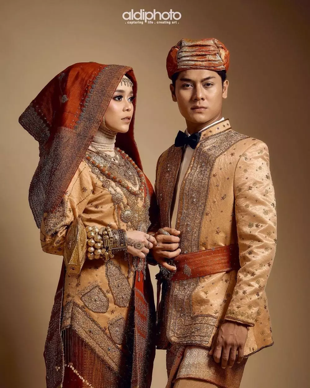 Lesty dan Rizky Billar pakai baju adat © 2021 brilio.net Lesty dan Rizky Billar pakai baju adat © 2021 brilio.net