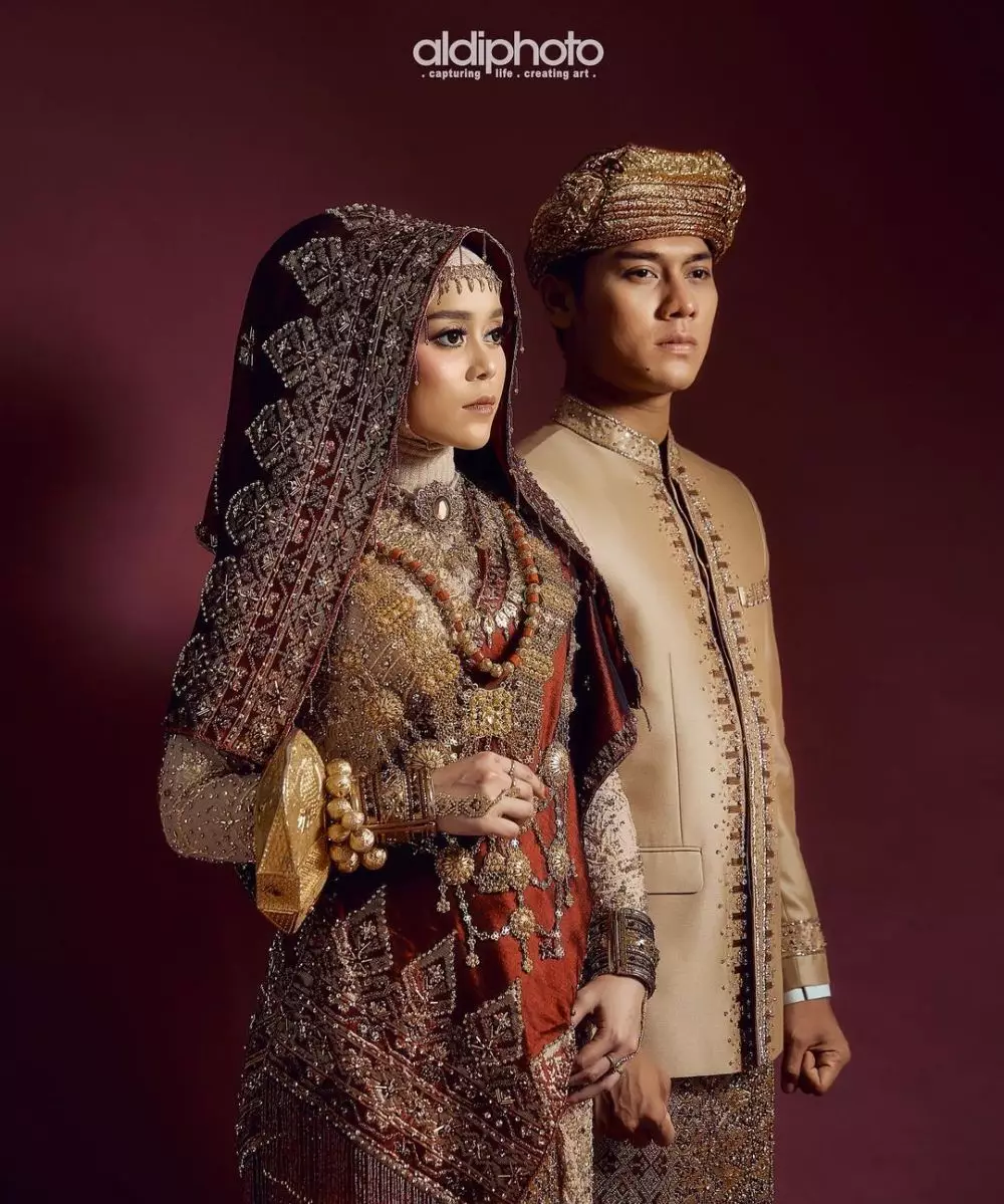 Lesty dan Rizky Billar pakai baju adat © 2021 brilio.net Lesty dan Rizky Billar pakai baju adat © 2021 brilio.net