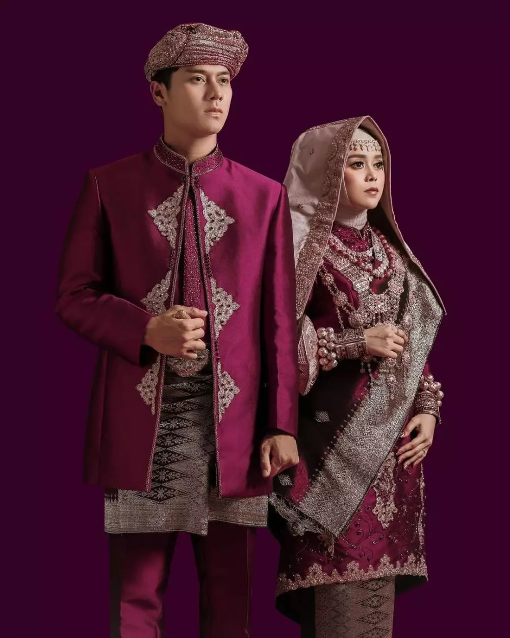 Lesty dan Rizky Billar pakai baju adat © 2021 brilio.net Lesty dan Rizky Billar pakai baju adat © 2021 brilio.net