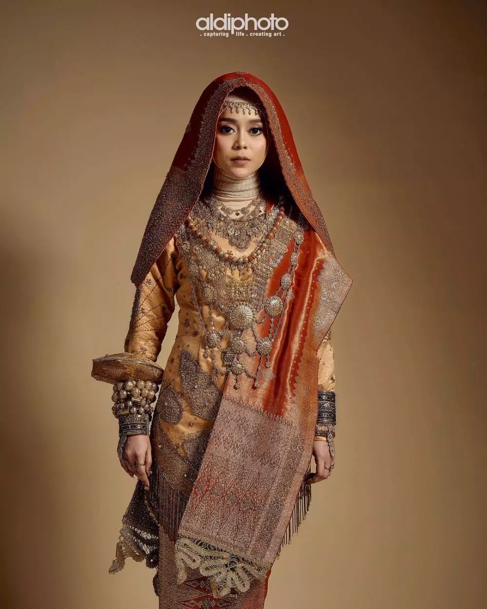 Lesty dan Rizky Billar pakai baju adat © 2021 brilio.net Lesty dan Rizky Billar pakai baju adat © 2021 brilio.net