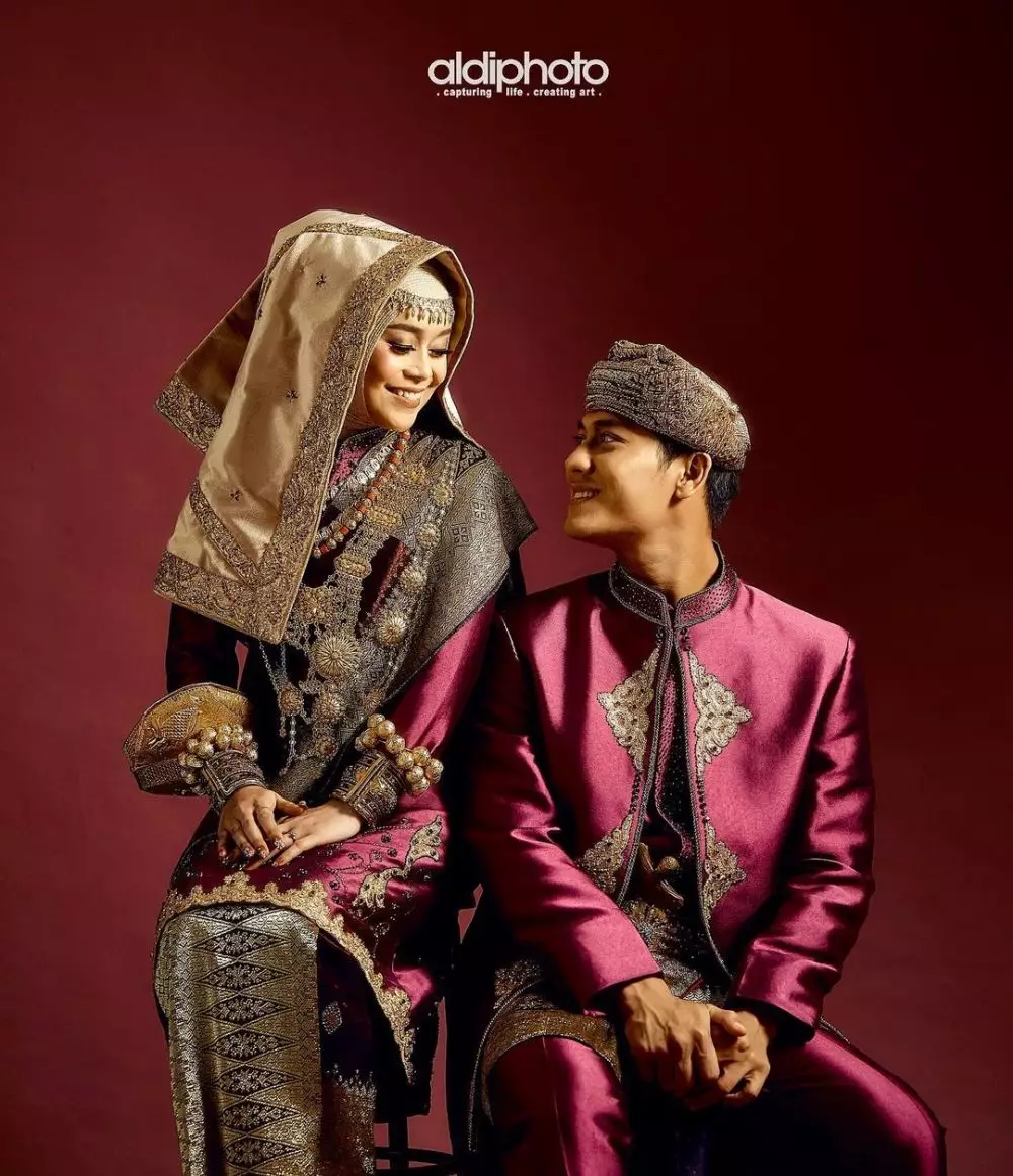 Lesty dan Rizky Billar pakai baju adat © 2021 brilio.net Lesty dan Rizky Billar pakai baju adat © 2021 brilio.net