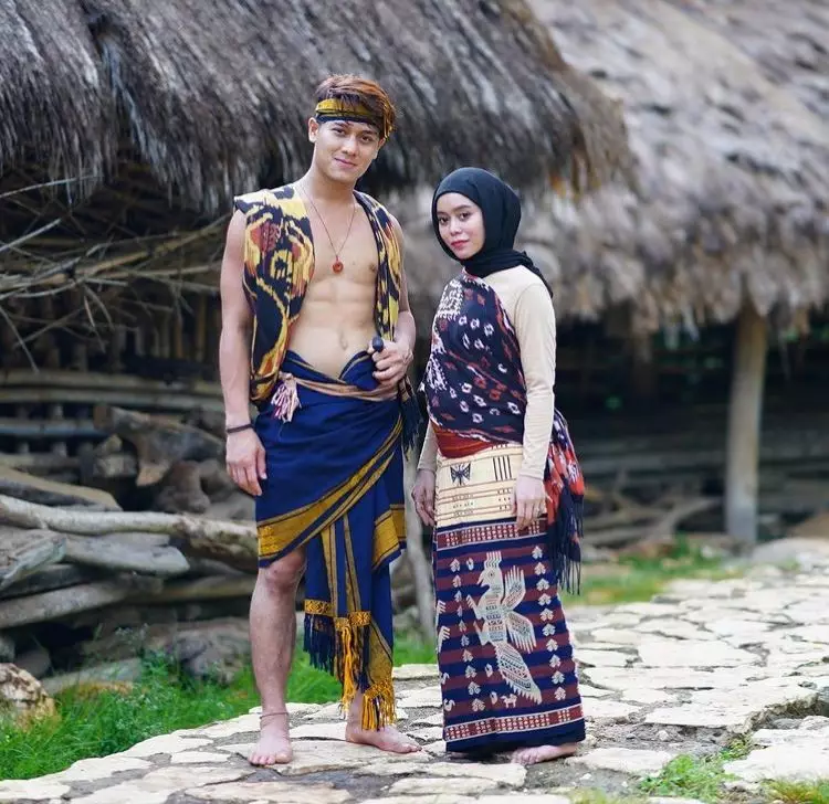 Lesty dan Rizky Billar pakai baju adat © 2021 brilio.net Lesty dan Rizky Billar pakai baju adat © 2021 brilio.net