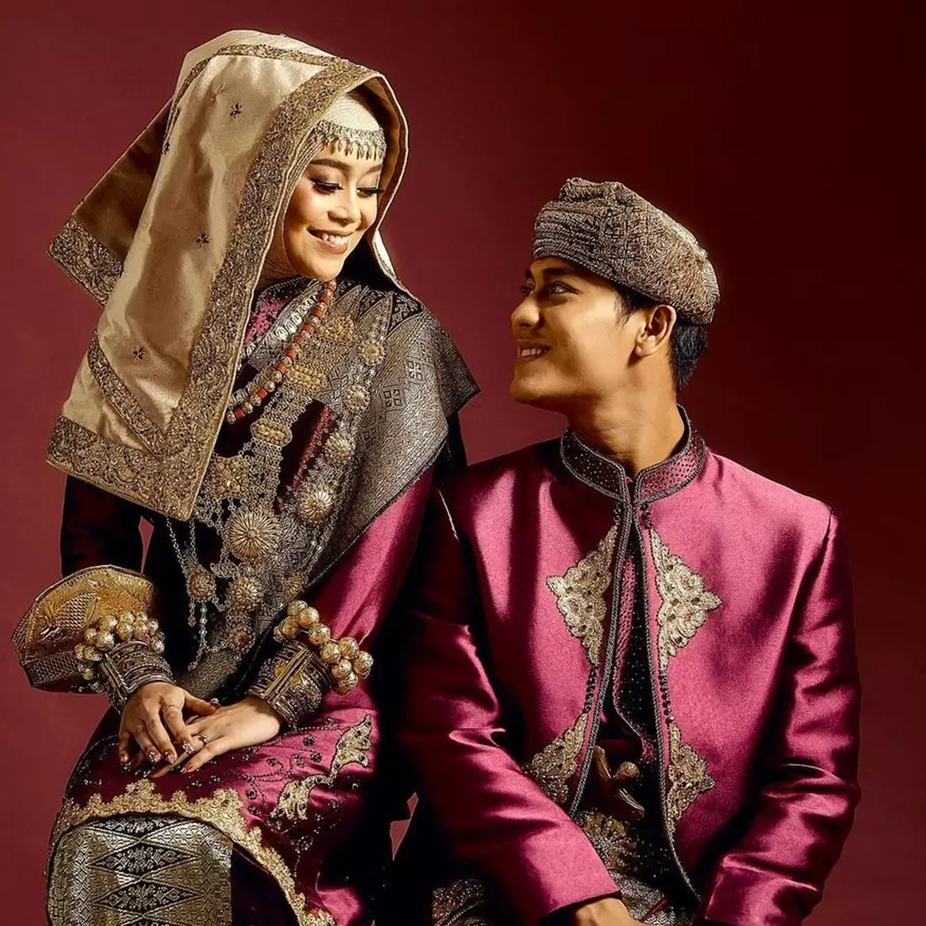 10 Potret Lesty Kejora dan Rizky Billar dengan baju adat, makin serasi