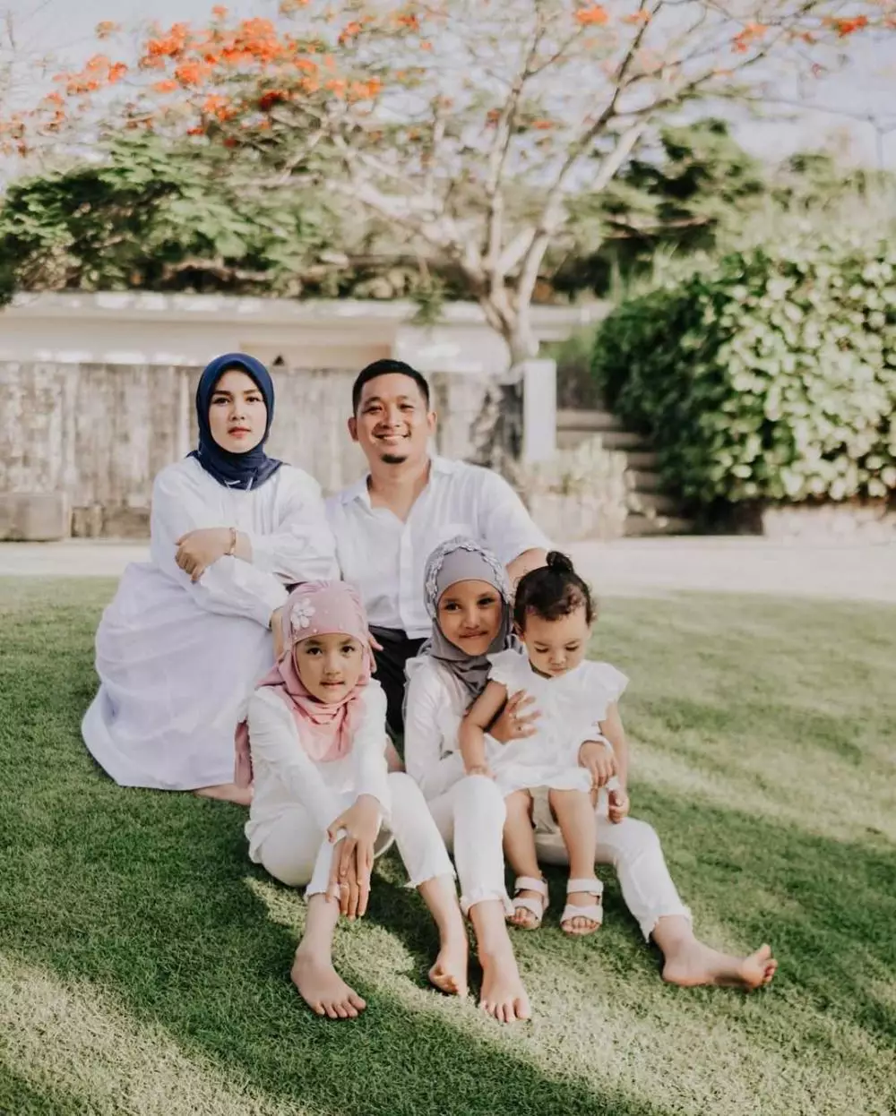 potret 9 seleb FTV Naga-nagaan bareng keluarga dari berbagai sumber potret 9 seleb FTV Naga-nagaan bareng keluarga dari berbagai sumber