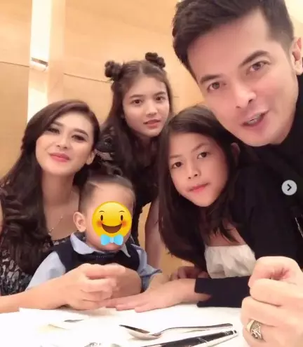 potret 9 seleb FTV Naga-nagaan bareng keluarga dari berbagai sumber potret 9 seleb FTV Naga-nagaan bareng keluarga dari berbagai sumber