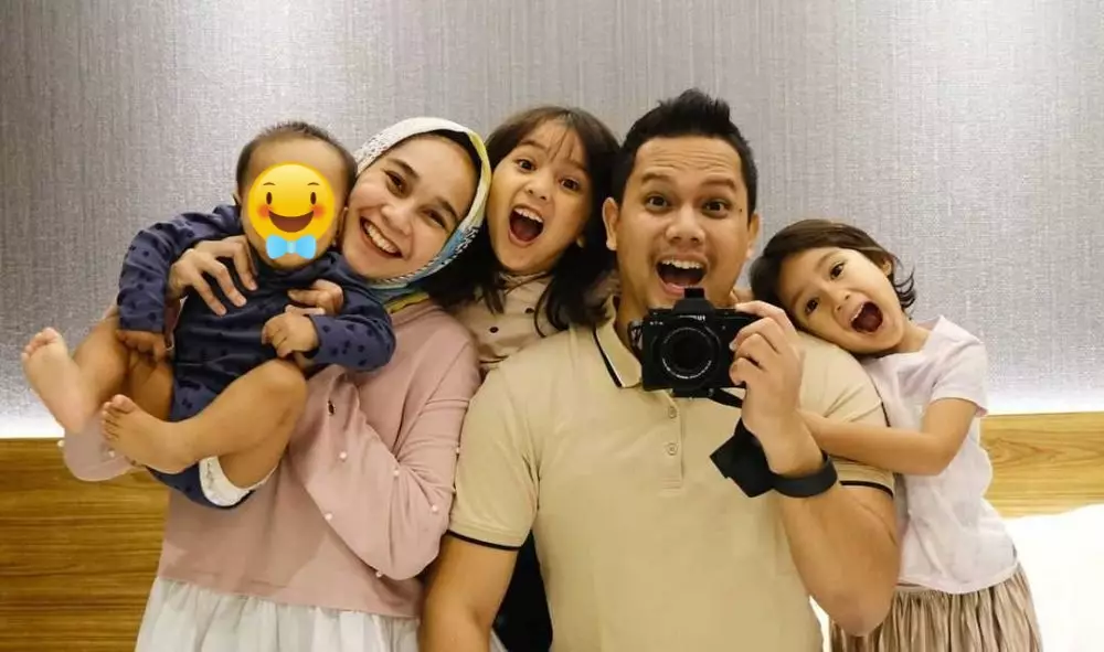 potret 9 seleb FTV Naga-nagaan bareng keluarga dari berbagai sumber potret 9 seleb FTV Naga-nagaan bareng keluarga dari berbagai sumber