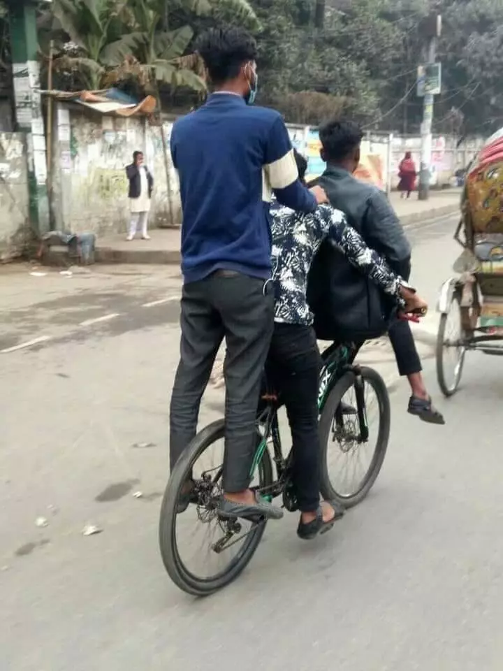 orang nggak mau ribet di jalan umum © 2021 berbagai sumber