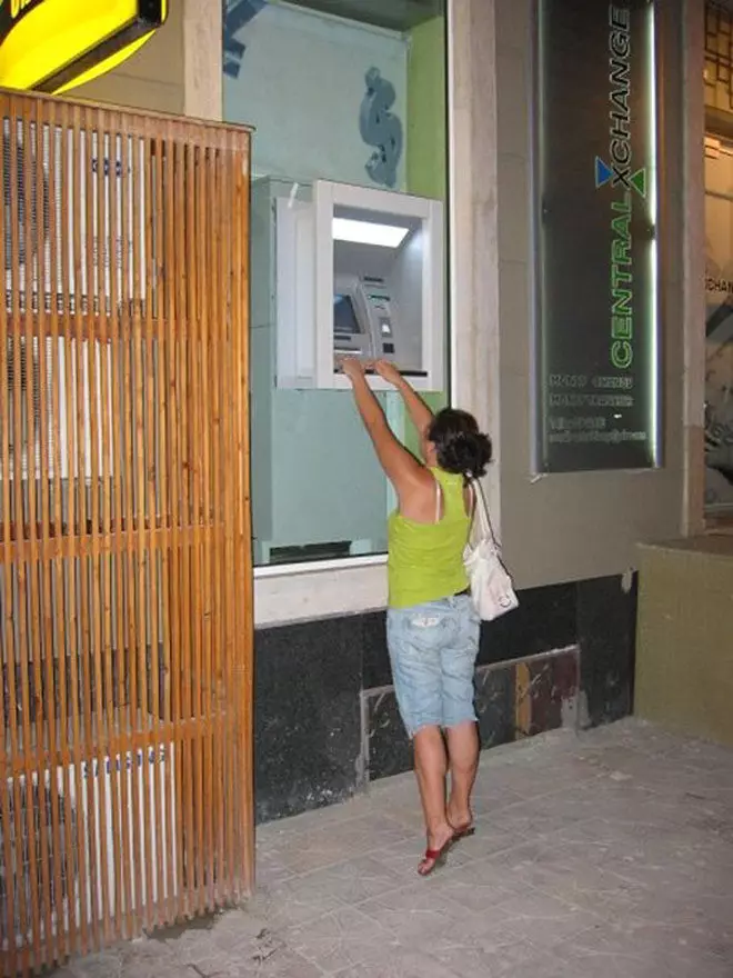 emak-emak ambil duit di ATM © 2021 berbagai sumber emak-emak ambil duit di ATM © 2021 berbagai sumber