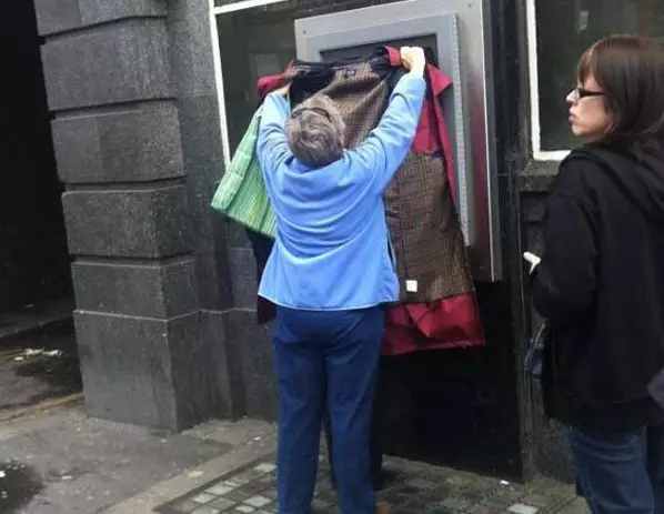 emak-emak ambil duit di ATM © 2021 berbagai sumber emak-emak ambil duit di ATM © 2021 berbagai sumber