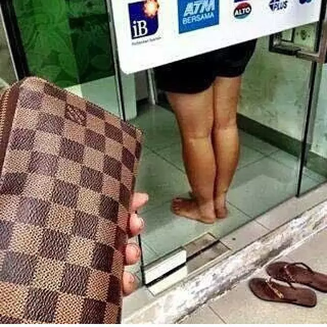 emak-emak ambil duit di ATM © 2021 berbagai sumber emak-emak ambil duit di ATM © 2021 berbagai sumber