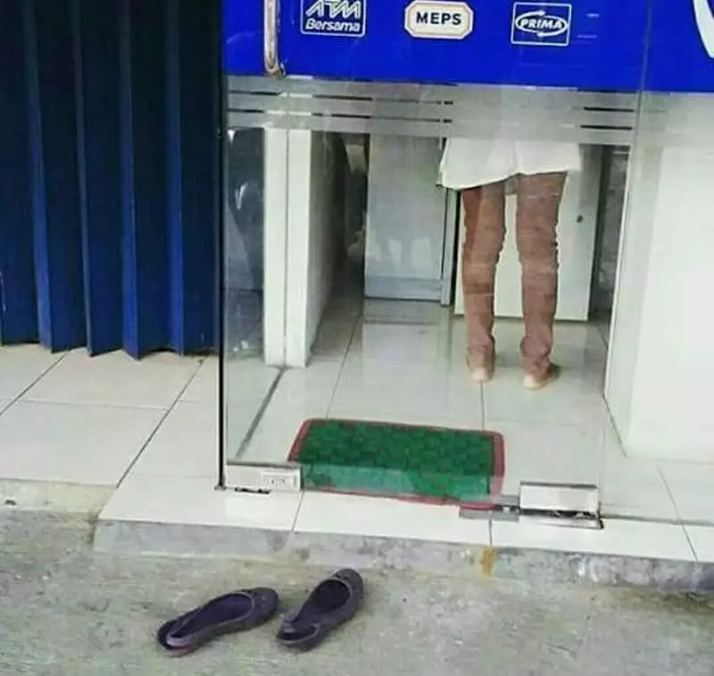 emak-emak ambil duit di ATM © 2021 berbagai sumber emak-emak ambil duit di ATM © 2021 berbagai sumber