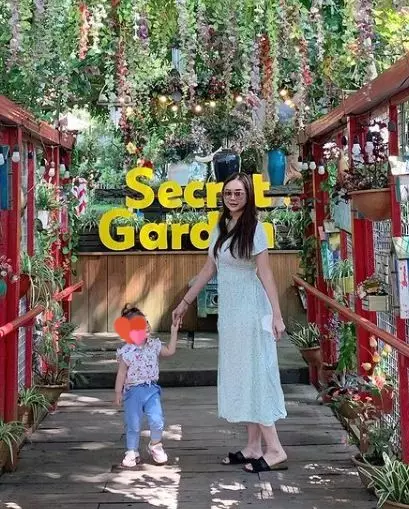 potret seleb cantik saat momong anak © berbagai sumber