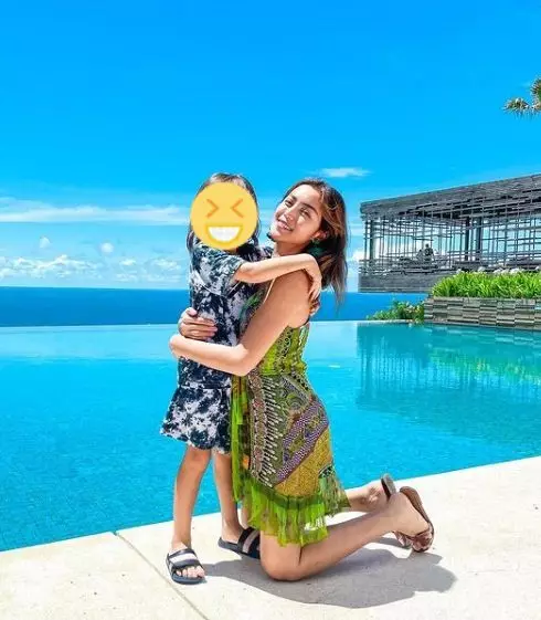 potret seleb cantik saat momong anak © berbagai sumber