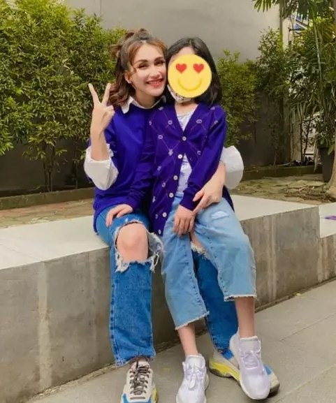 potret seleb cantik saat momong anak © berbagai sumber