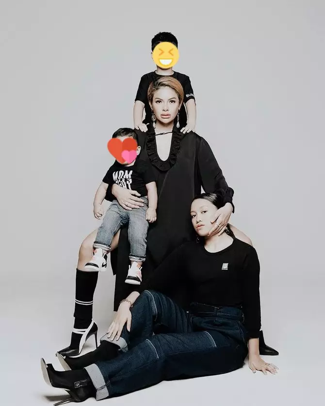 potret seleb cantik saat momong anak © berbagai sumber