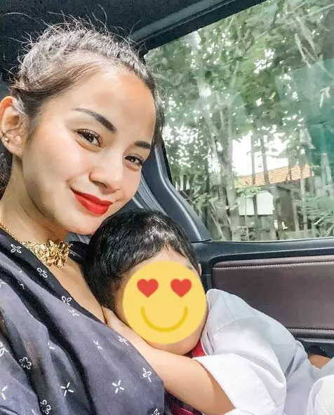 potret seleb cantik saat momong anak © berbagai sumber