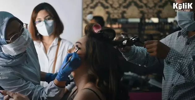 Momen pemotretan Celine Evangelista dengan anak YouTube/RIOMOTRET