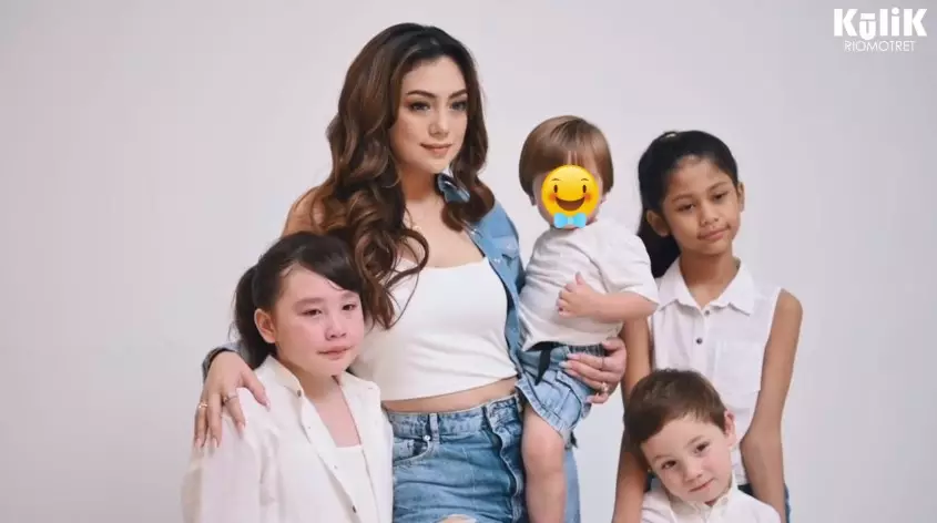 Momen pemotretan Celine Evangelista dengan anak YouTube/RIOMOTRET