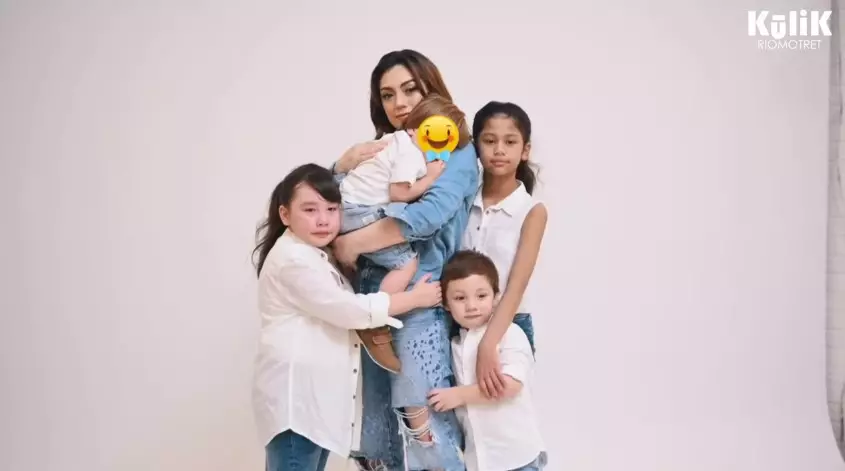 Momen pemotretan Celine Evangelista dengan anak YouTube/RIOMOTRET