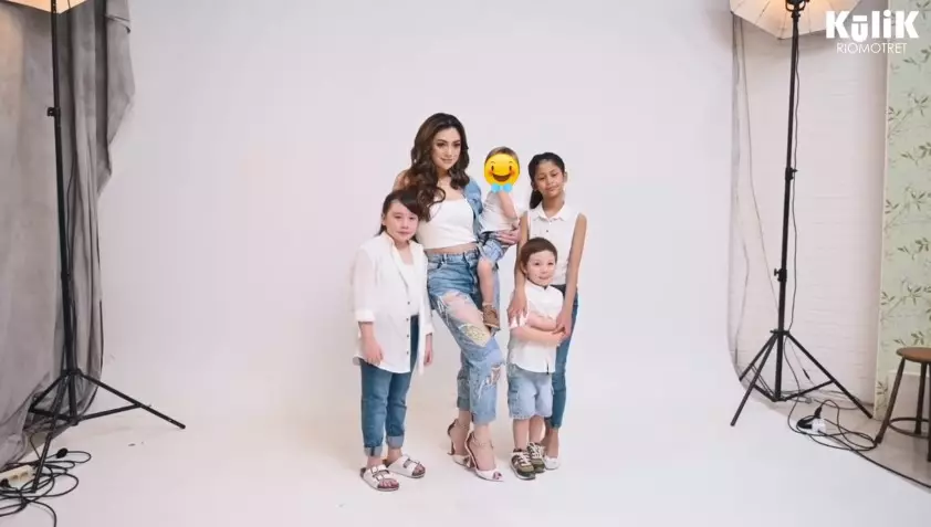 Momen pemotretan Celine Evangelista dengan anak YouTube/RIOMOTRET