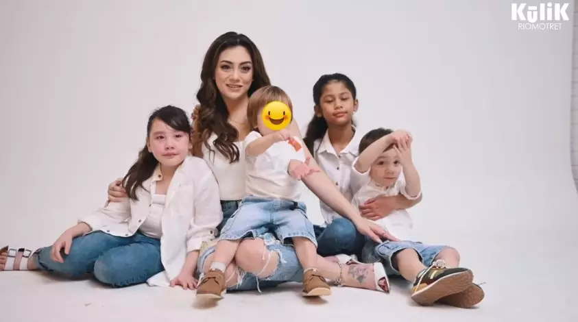 Momen pemotretan Celine Evangelista dengan anak YouTube/RIOMOTRET