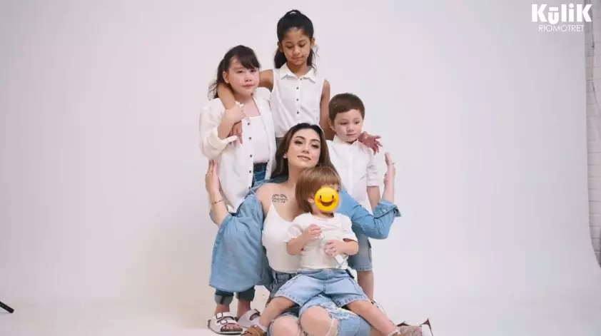 Momen pemotretan Celine Evangelista dengan anak YouTube/RIOMOTRET
