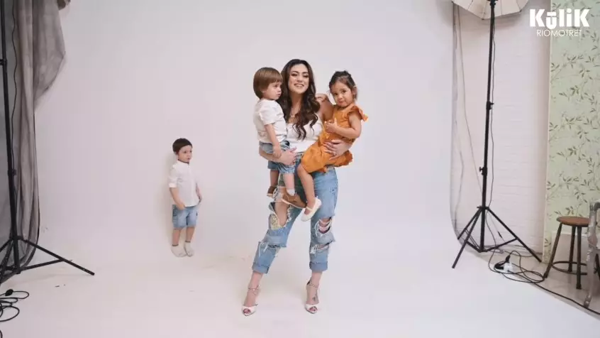 Momen pemotretan Celine Evangelista dengan anak YouTube/RIOMOTRET Momen pemotretan Celine Evangelista dengan anak YouTube/RIOMOTRET
