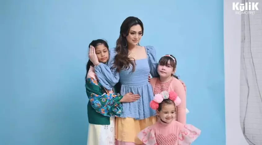 Momen pemotretan Celine Evangelista dengan anak YouTube/RIOMOTRET