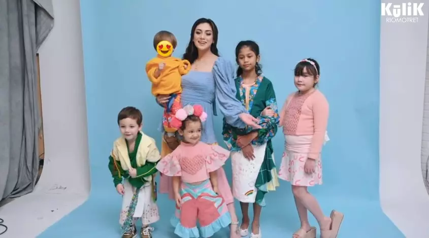 Momen pemotretan Celine Evangelista dengan anak YouTube/RIOMOTRET Momen pemotretan Celine Evangelista dengan anak YouTube/RIOMOTRET