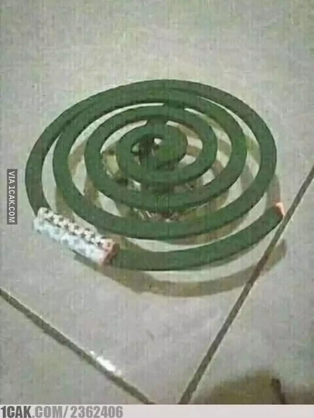 Potret nyeleneh penggunaan obat nyamuk © 2021 brilio.net Potret nyeleneh penggunaan obat nyamuk © 2021 brilio.net