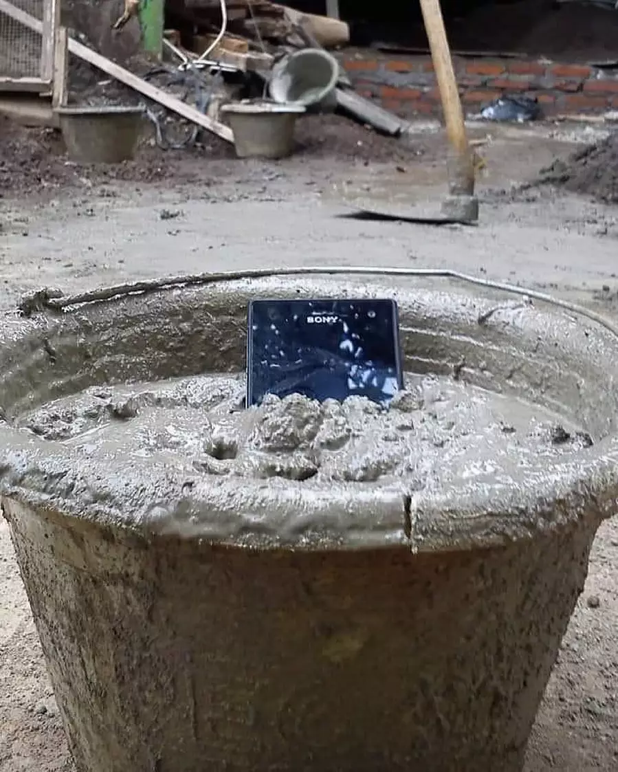 potret ngenes saat HP rusak © 2021 berbagai sumber