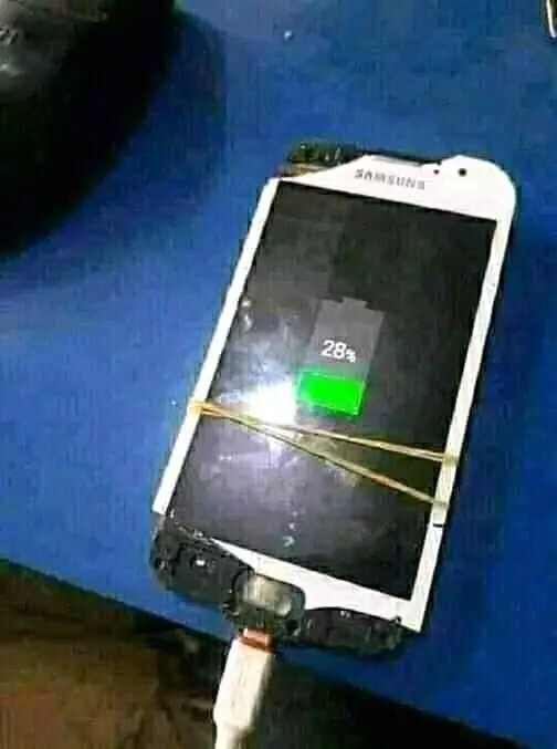 potret ngenes saat HP rusak © 2021 berbagai sumber