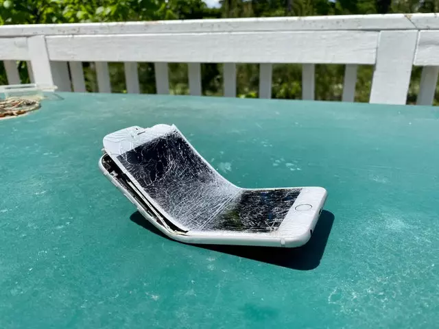 potret ngenes saat HP rusak © 2021 berbagai sumber