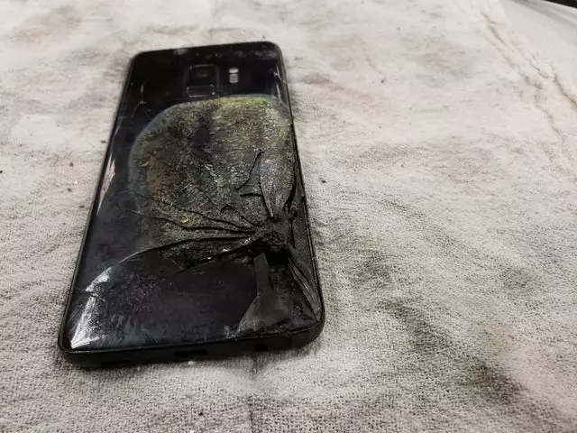 potret ngenes saat HP rusak © 2021 berbagai sumber