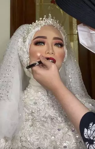 riasan pengantin wanita pucat © Instagram/@khadijahazzahra_makeup