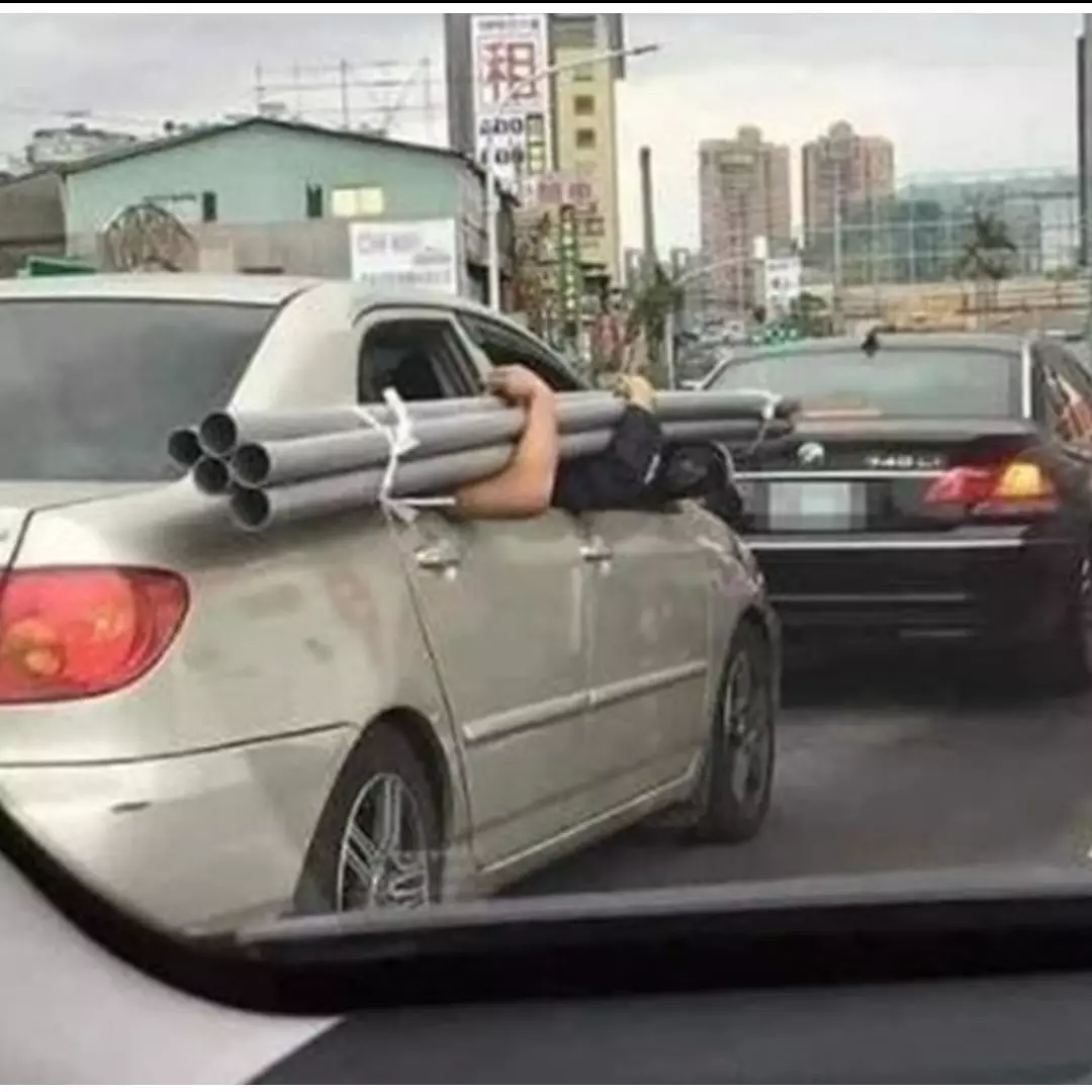 10 Cara nyeleneh bawa barang pakai kendaraan, ada-ada saja