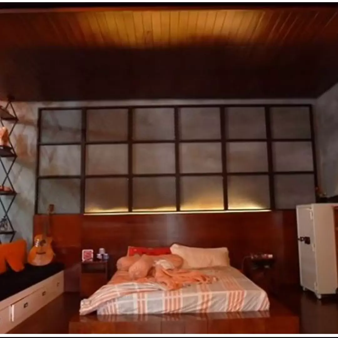 Potret kamar tidur 10 komedian, milik Andre Taulany bernuansa gold