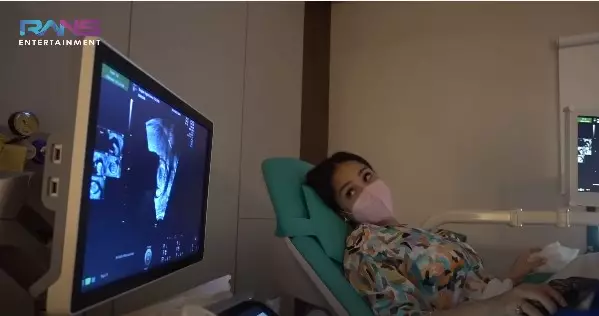 Momen Nagita Slavina cek USG 4D © YouTube