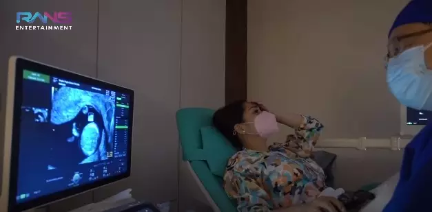 Momen Nagita Slavina cek USG 4D © YouTube