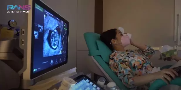 Momen Nagita Slavina cek USG 4D © YouTube