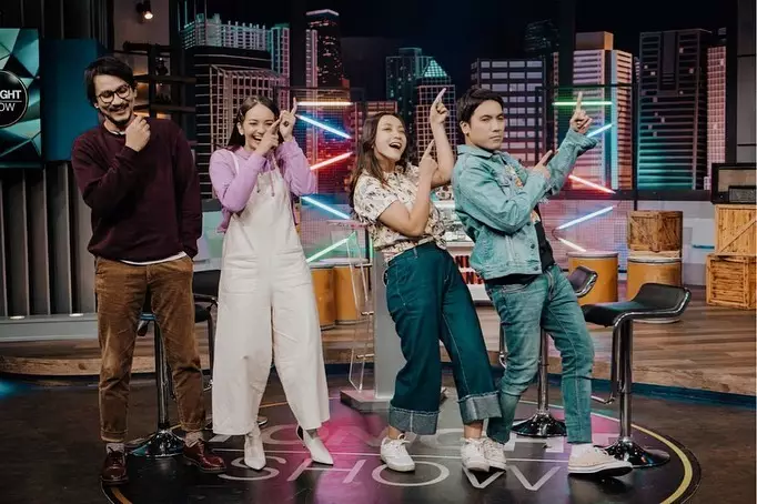 beda gaya outfit Enzy Storia dan Hesti Purwadinata © 2021 brilio.net