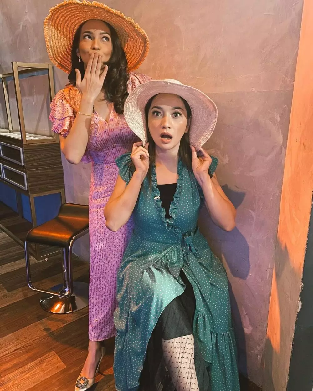 beda gaya outfit Enzy Storia dan Hesti Purwadinata © 2021 brilio.net