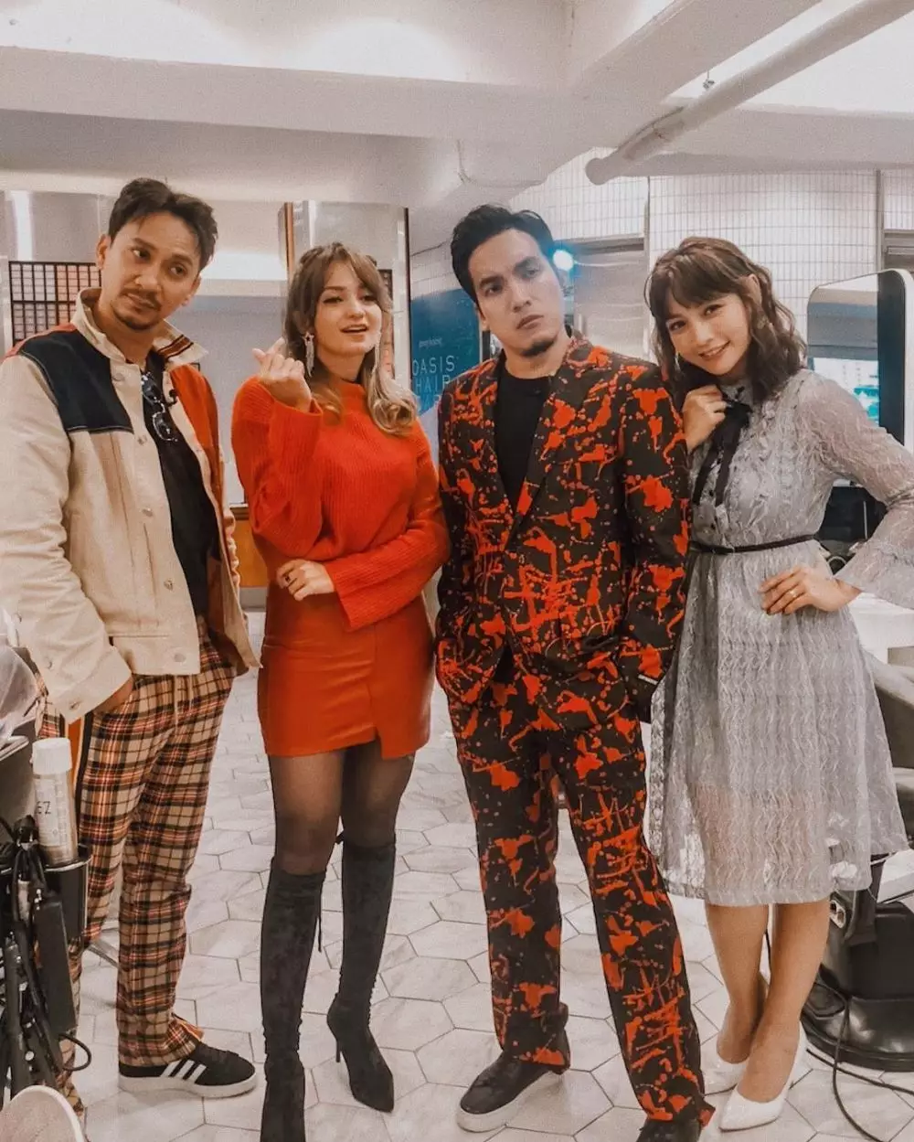 beda gaya outfit Enzy Storia dan Hesti Purwadinata © 2021 brilio.net